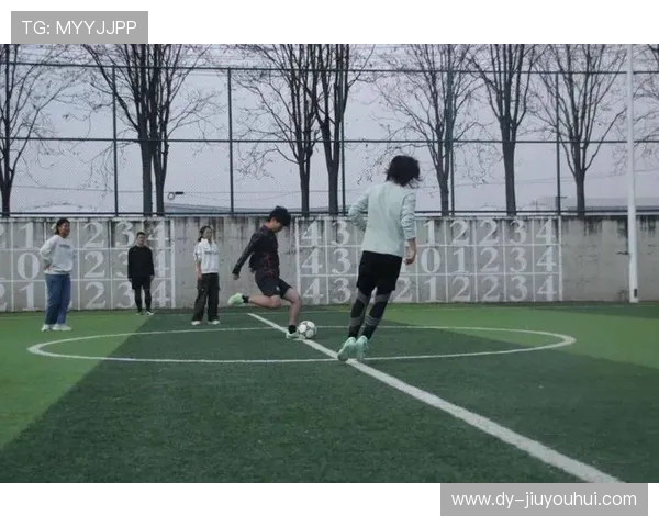 若儿姐姐绿茵奔跑追风展现足球场上非凡魅力与坚韧精神风采辉煌篇